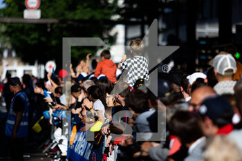 2022-06-10 - Fans during the Parade of the 2022 24 Hours of Le Mans, 3rd round of the 2022 FIA World Endurance Championship, on the Circuit de la Sarthe, on June 10, 2022 in Le Mans, France - 24 HEURES DU MANS 2022 - PARADE - ENDURANCE - MOTORS
