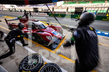 2022-06-11 - mechanic, mecanicien Richard Mille Racing Team, Oreca 07 - Gibson, pitlane, during the 2022 24 Hours of Le Mans, 3rd round of the 2022 FIA World Endurance Championship, on the Circuit de la Sarthe, from June 11 to 12, 2022 in Le Mans, France - 24 HEURES DU MANS 2022 - PART 1 - ENDURANCE - MOTORS