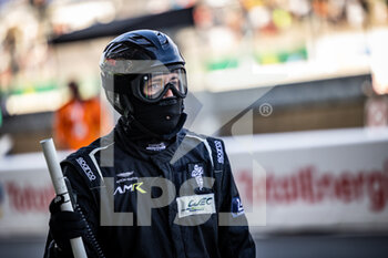 2022-06-11 - mechanic, mecanicien Northwest AMR, Aston Martin Vantage AMR, pitlane, during the 2022 24 Hours of Le Mans, 3rd round of the 2022 FIA World Endurance Championship, on the Circuit de la Sarthe, from June 11 to 12, 2022 in Le Mans, France - 24 HEURES DU MANS 2022 - PART 1 - ENDURANCE - MOTORS