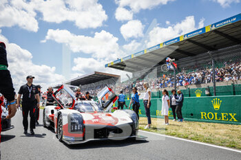 2022-06-11 - 07 CONWAY Mike (gbr), KOBAYASHI Kamui (jpn), LOPEZ Jose Maria (arg), Toyota Gazoo Racing, Toyota GR010 - Hybrid, starting grid, grille de depart during the 2022 24 Hours of Le Mans, 3rd round of the 2022 FIA World Endurance Championship, on the Circuit de la Sarthe, from June 11 to 12, 2022 in Le Mans, France - 24 HEURES DU MANS 2022 - PART 1 - ENDURANCE - MOTORS