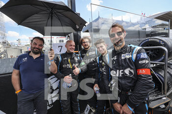 2022-06-11 - Alpine Elf Team, Alpine A480 - Gibson, starting grid, grille de depart, during the 2022 24 Hours of Le Mans, 3rd round of the 2022 FIA World Endurance Championship, on the Circuit de la Sarthe, from June 11 to 12, 2022 in Le Mans, France - 24 HEURES DU MANS 2022 - PART 1 - ENDURANCE - MOTORS