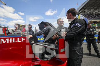 2022-06-11 - Richard Mille Racing Team, Oreca 07 - Gibson, mechanic, mecanicien during the 2022 24 Hours of Le Mans, 3rd round of the 2022 FIA World Endurance Championship, on the Circuit de la Sarthe, from June 11 to 12, 2022 in Le Mans, France - 24 HEURES DU MANS 2022 - PART 1 - ENDURANCE - MOTORS