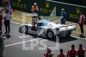 2022-06-11 - Toyota Tom’s 85C with the Le Mans trophy before the start during the 2022 24 Hours of Le Mans, 3rd round of the 2022 FIA World Endurance Championship, on the Circuit de la Sarthe, from June 11 to 12, 2022 in Le Mans, France - 24 HEURES DU MANS 2022 - PART 1 - ENDURANCE - MOTORS