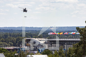 2022-06-11 - Helicopter, flag, drapeau during the 2022 24 Hours of Le Mans, 3rd round of the 2022 FIA World Endurance Championship, on the Circuit de la Sarthe, from June 11 to 12, 2022 in Le Mans, France - 24 HEURES DU MANS 2022 - PART 1 - ENDURANCE - MOTORS
