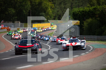 2022-06-11 - Formation lap with Porsche leading car during the 2022 24 Hours of Le Mans, 3rd round of the 2022 FIA World Endurance Championship, on the Circuit de la Sarthe, from June 11 to 12, 2022 in Le Mans, France - 24 HEURES DU MANS 2022 - PART 1 - ENDURANCE - MOTORS