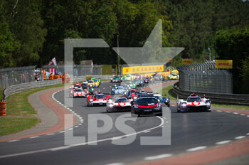 2022-06-11 - Formation lap with Porsche leading car during the 2022 24 Hours of Le Mans, 3rd round of the 2022 FIA World Endurance Championship, on the Circuit de la Sarthe, from June 11 to 12, 2022 in Le Mans, France - 24 HEURES DU MANS 2022 - PART 1 - ENDURANCE - MOTORS