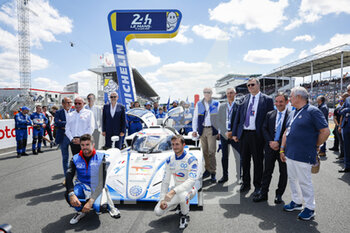 2022-06-11 - Nato Normand and RICHELMI Stephane, H24 drivers with TotalEnergies CEO POUYANNE Patrick, FILLON Pierre (fra), President of ACO, Michelin CEO MENEGAUX Florent, LE FOLL Stephane and MILLE Richard (fra), Président ot the FIA Endurance Commission, portrait during the 2022 24 Hours of Le Mans, 3rd round of the 2022 FIA World Endurance Championship, on the Circuit de la Sarthe, from June 11 to 12, 2022 in Le Mans, France - 24 HEURES DU MANS 2022 - PART 1 - ENDURANCE - MOTORS