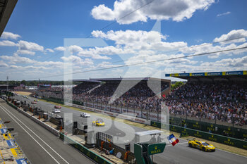 2022-06-11 - 64 MILNER Tommy (usa), TANDY Nick (gbr), SIMS Alexander (ger), Corvette Racing, Chevrolet Corvette C8.R, action, start during the 2022 24 Hours of Le Mans, 3rd round of the 2022 FIA World Endurance Championship, on the Circuit de la Sarthe, from June 11 to 12, 2022 in Le Mans, France - 24 HEURES DU MANS 2022 - PART 1 - ENDURANCE - MOTORS