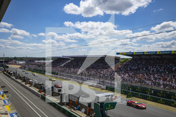 2022-06-11 - 52 MOLINA Miguel (spa), FUOCO Antonio (ita), RIGON David (ita), AF Corse, Ferrari 488 GTE EVO, action, start during the 2022 24 Hours of Le Mans, 3rd round of the 2022 FIA World Endurance Championship, on the Circuit de la Sarthe, from June 11 to 12, 2022 in Le Mans, France - 24 HEURES DU MANS 2022 - PART 1 - ENDURANCE - MOTORS