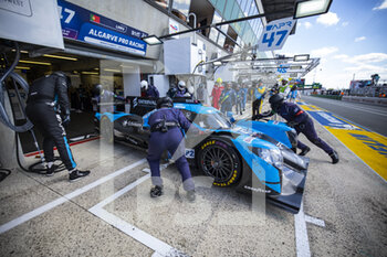2022-06-11 - 47 FLOERSCH Sophia (ger), FALB John (usa), AITKEN Jack (gbr), Algarve Pro Racing, Oreca 07 - Gibson, action, box during the 2022 24 Hours of Le Mans, 3rd round of the 2022 FIA World Endurance Championship, on the Circuit de la Sarthe, from June 11 to 12, 2022 in Le Mans, France - 24 HEURES DU MANS 2022 - PART 1 - ENDURANCE - MOTORS