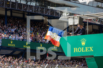 2022-06-11 - POUYANE Patrick, Race Flag at the start of the race, depart, during the 2022 24 Hours of Le Mans, 3rd round of the 2022 FIA World Endurance Championship, on the Circuit de la Sarthe, from June 11 to 12, 2022 in Le Mans, France - 24 HEURES DU MANS 2022 - PART 1 - ENDURANCE - MOTORS