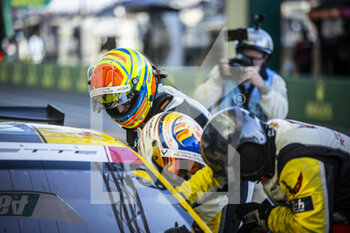 2022-06-11 - 64 MILNER Tommy (usa), TANDY Nick (gbr), SIMS Alexander (ger), Corvette Racing, Chevrolet Corvette C8.R, pits stop during the 2022 24 Hours of Le Mans, 3rd round of the 2022 FIA World Endurance Championship, on the Circuit de la Sarthe, from June 11 to 12, 2022 in Le Mans, France - 24 HEURES DU MANS 2022 - PART 1 - ENDURANCE - MOTORS