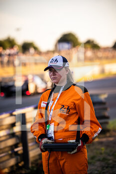 2022-06-11 - marshall, commissaire de piste, during the 2022 24 Hours of Le Mans, 3rd round of the 2022 FIA World Endurance Championship, on the Circuit de la Sarthe, from June 11 to 12, 2022 in Le Mans, France - 24 HEURES DU MANS 2022 - PART 1 - ENDURANCE - MOTORS