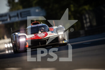 2022-06-11 - 08 BUEMI Sébastien (swi), HARTLEY Brendon (nzl), HIRAKAWA Ryo (jpn), Toyota Gazoo Racing, Toyota GR010 - Hybrid, action during the 2022 24 Hours of Le Mans, 3rd round of the 2022 FIA World Endurance Championship, on the Circuit de la Sarthe, from June 11 to 12, 2022 in Le Mans, France - 24 HEURES DU MANS 2022 - PART 1 - ENDURANCE - MOTORS
