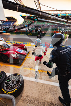 2022-06-11 - 01 WADOUX Lilou (fra), Richard Mille Racing Team, Oreca 07 - Gibson, pitlane, during the 2022 24 Hours of Le Mans, 3rd round of the 2022 FIA World Endurance Championship, on the Circuit de la Sarthe, from June 11 to 12, 2022 in Le Mans, France - 24 HEURES DU MANS 2022 - PART 1 - ENDURANCE - MOTORS