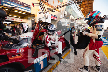 2022-06-11 - 01 WADOUX Lilou (fra), MILESI Charles (fra), Richard Mille Racing Team, Oreca 07 - Gibson, pitlane, during the 2022 24 Hours of Le Mans, 3rd round of the 2022 FIA World Endurance Championship, on the Circuit de la Sarthe, from June 11 to 12, 2022 in Le Mans, France - 24 HEURES DU MANS 2022 - PART 1 - ENDURANCE - MOTORS