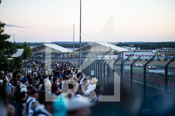 2022-06-11 - crowd, foule, fans during the 2022 24 Hours of Le Mans, 3rd round of the 2022 FIA World Endurance Championship, on the Circuit de la Sarthe, from June 11 to 12, 2022 in Le Mans, France - 24 HEURES DU MANS 2022 - PART 1 - ENDURANCE - MOTORS