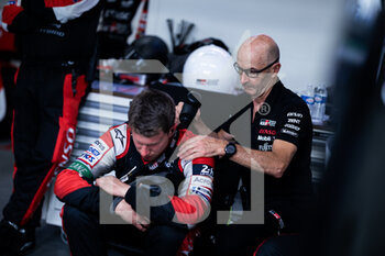 2022-06-11 - mechanic, mecanicien having massage from Toyota Gazoo Racing, Toyota GR010 - Hybrid, portrait pitlane, during the 2022 24 Hours of Le Mans, 3rd round of the 2022 FIA World Endurance Championship, on the Circuit de la Sarthe, from June 11 to 12, 2022 in Le Mans, France - 24 HEURES DU MANS 2022 - PART 1 - ENDURANCE - MOTORS
