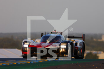 2022-06-12 - 08 BUEMI Sébastien (swi), HARTLEY Brendon (nzl), HIRAKAWA Ryo (jpn), Toyota Gazoo Racing, Toyota GR010 - Hybrid, action during the 2022 24 Hours of Le Mans, 3rd round of the 2022 FIA World Endurance Championship, on the Circuit de la Sarthe, from June 11 to 12, 2022 in Le Mans, France - Photo: Frederic Le Floc’h / DPPI - 24 HEURES DU MANS 2022 - PART 2 - ENDURANCE - MOTORS