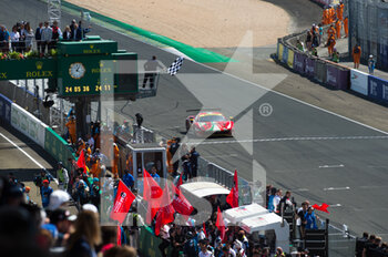 2022-06-12 - 52 MOLINA Miguel (spa), FUOCO Antonio (ita), RIGON David (ita), AF Corse, Ferrari 488 GTE EVO, finish line, arrivee, during the 2022 24 Hours of Le Mans, 3rd round of the 2022 FIA World Endurance Championship, on the Circuit de la Sarthe, from June 11 to 12, 2022 in Le Mans, France - 24 HEURES DU MANS 2022 - PART 2 - ENDURANCE - MOTORS