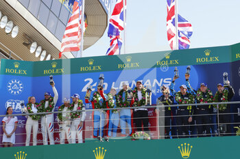 2022-06-12 - 33 KEATING Ben (usa), CHAVES Henrique (prt), SORENSEN Marco (dnk), TF Sport, Aston Martin Vantage AMR, 79 MAC NEIL Cooper (usa), ANDLAUER Julien (fra), GIRAUDI Gianluca (ita), Weather Tech Racing, Porsche 911 RSR - 19, 98 DALLA LANA Paul (can), PITTARD David (gbr), THIIM Nicki (dnk), Northwest AMR, Aston Martin Vantage AMR, podium, during the 2022 24 Hours of Le Mans, 3rd round of the 2022 FIA World Endurance Championship, on the Circuit de la Sarthe, from June 11 to 12, 2022 in Le Mans, France - Photo: Frederic Le Floc’h / DPPI - 24 HEURES DU MANS 2022 - PART 2 - ENDURANCE - MOTORS