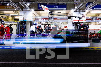 2022-06-12 - 28 RASMUSSEN Oliver (dnk), JONES Edward (gbr), ABERDEIN Jonathan (zaf), JOTA, Oreca 07 - Gibson, pitlane, during the 2022 24 Hours of Le Mans, 3rd round of the 2022 FIA World Endurance Championship, on the Circuit de la Sarthe, from June 11 to 12, 2022 in Le Mans, France - 24 HEURES DU MANS 2022 - PART 2 - ENDURANCE - MOTORS