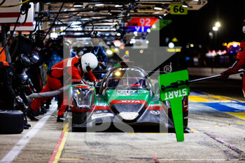 2022-06-12 - 28 RASMUSSEN Oliver (dnk), JONES Edward (gbr), ABERDEIN Jonathan (zaf), JOTA, Oreca 07 - Gibson, pitlane, during the 2022 24 Hours of Le Mans, 3rd round of the 2022 FIA World Endurance Championship, on the Circuit de la Sarthe, from June 11 to 12, 2022 in Le Mans, France - 24 HEURES DU MANS 2022 - PART 2 - ENDURANCE - MOTORS