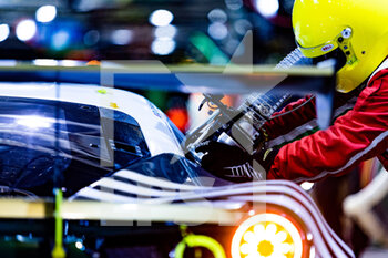 2022-06-12 - 55 CAMERON Duncan (gbr), GRIFFIN Matthew (irl), PEREL David (zaf), Spirit of Race, Ferrari 488 GTE Evo, mechanic, mecanicien during the 2022 24 Hours of Le Mans, 3rd round of the 2022 FIA World Endurance Championship, on the Circuit de la Sarthe, from June 11 to 12, 2022 in Le Mans, France - 24 HEURES DU MANS 2022 - PART 2 - ENDURANCE - MOTORS