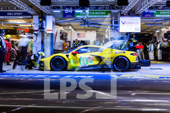 2022-06-12 - 64 MILNER Tommy (usa), TANDY Nick (gbr), SIMS Alexander (ger), Corvette Racing, Chevrolet Corvette C8.R, pitlane, during the 2022 24 Hours of Le Mans, 3rd round of the 2022 FIA World Endurance Championship, on the Circuit de la Sarthe, from June 11 to 12, 2022 in Le Mans, France - 24 HEURES DU MANS 2022 - PART 2 - ENDURANCE - MOTORS
