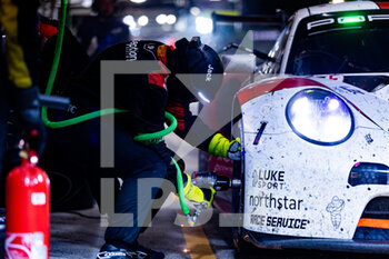 2022-06-12 - 56 IRIBE Brendan (usa), MILLROY Ollie (gbr), BARNICOAT Ben (gbr), Team Project 1, Porsche 911 RSR - 19, mechanic, mecanicien during the 2022 24 Hours of Le Mans, 3rd round of the 2022 FIA World Endurance Championship, on the Circuit de la Sarthe, from June 11 to 12, 2022 in Le Mans, France - 24 HEURES DU MANS 2022 - PART 2 - ENDURANCE - MOTORS