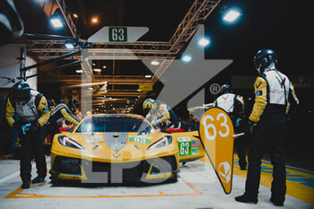 2022-06-12 - 63 GARCIA Antonio (spa), TAYLOR Jordan (usa), CATSBURG Nicky (nld), Corvette Racing, Chevrolet Corvette C8.R, pitlane ambiance during the 2022 24 Hours of Le Mans, 3rd round of the 2022 FIA World Endurance Championship, on the Circuit de la Sarthe, from June 11 to 12, 2022 in Le Mans, France - 24 HEURES DU MANS 2022 - PART 2 - ENDURANCE - MOTORS