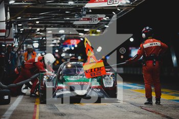 2022-06-12 - 28 RASMUSSEN Oliver (dnk), JONES Edward (gbr), ABERDEIN Jonathan (zaf), JOTA, Oreca 07 - Gibson, pitlane ambiance during the 2022 24 Hours of Le Mans, 3rd round of the 2022 FIA World Endurance Championship, on the Circuit de la Sarthe, from June 11 to 12, 2022 in Le Mans, France - 24 HEURES DU MANS 2022 - PART 2 - ENDURANCE - MOTORS