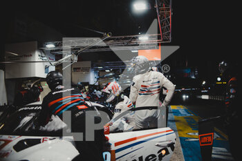 2022-06-12 - 79 MAC NEIL Cooper (usa), ANDLAUER Julien (fra), GIRAUDI Gianluca (ita), Weather Tech Racing, Porsche 911 RSR - 19, pitlane ambiance during the 2022 24 Hours of Le Mans, 3rd round of the 2022 FIA World Endurance Championship, on the Circuit de la Sarthe, from June 11 to 12, 2022 in Le Mans, France - 24 HEURES DU MANS 2022 - PART 2 - ENDURANCE - MOTORS