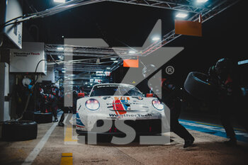 2022-06-12 - 79 MAC NEIL Cooper (usa), ANDLAUER Julien (fra), GIRAUDI Gianluca (ita), Weather Tech Racing, Porsche 911 RSR - 19, pitlane ambiance during the 2022 24 Hours of Le Mans, 3rd round of the 2022 FIA World Endurance Championship, on the Circuit de la Sarthe, from June 11 to 12, 2022 in Le Mans, France - 24 HEURES DU MANS 2022 - PART 2 - ENDURANCE - MOTORS