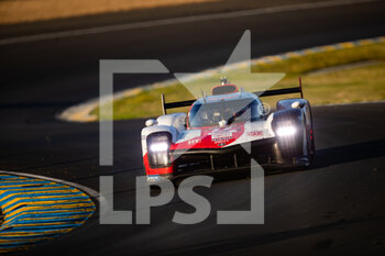 2022-06-12 - 08 BUEMI Sébastien (swi), HARTLEY Brendon (nzl), HIRAKAWA Ryo (jpn), Toyota Gazoo Racing, Toyota GR010 - Hybrid, action during the 2022 24 Hours of Le Mans, 3rd round of the 2022 FIA World Endurance Championship, on the Circuit de la Sarthe, from June 11 to 12, 2022 in Le Mans, France - 24 HEURES DU MANS 2022 - PART 2 - ENDURANCE - MOTORS
