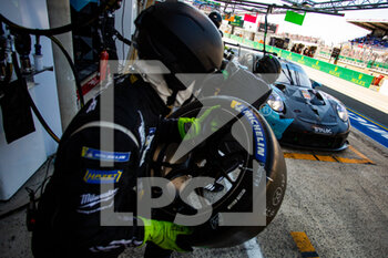 2022-06-12 - 77 RIED Christian (ger), PRIAULX Sebastian (fra), TINCKNELL Harry (gbr), Dempsey-Proton Racing, Porsche 911 RSR - 19, pitlane ambiance during the 2022 24 Hours of Le Mans, 3rd round of the 2022 FIA World Endurance Championship, on the Circuit de la Sarthe, from June 11 to 12, 2022 in Le Mans, France - 24 HEURES DU MANS 2022 - PART 2 - ENDURANCE - MOTORS