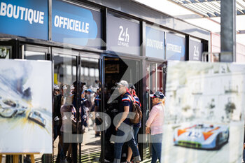 2022-06-12 - Boutique officielle, Village, ambiance during the 2022 24 Hours of Le Mans, 3rd round of the 2022 FIA World Endurance Championship, on the Circuit de la Sarthe, from June 11 to 12, 2022 in Le Mans, France - 24 HEURES DU MANS 2022 - PART 2 - ENDURANCE - MOTORS