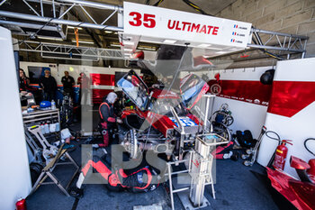 2022-06-12 - 35 LAHAYE Jean-Baptiste (fra), LAHAYE Matthieu (fra), HERIAU Francois (fra), Ultimate, Oreca 07 - Gibson, garage, box, mechanic, mecanicien during the 2022 24 Hours of Le Mans, 3rd round of the 2022 FIA World Endurance Championship, on the Circuit de la Sarthe, from June 11 to 12, 2022 in Le Mans, France - 24 HEURES DU MANS 2022 - PART 2 - ENDURANCE - MOTORS
