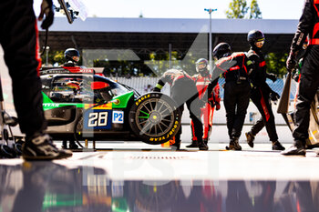 2022-07-08 - 28 RASMUSSEN Oliver (dnk), JONES Edward (gbr), ABERDEIN Jonathan (zaf), JOTA, Oreca 07 - Gibson, pitlane, during the 6 Hours of Monza 2022, 4th round of the 2022 FIA World Endurance Championship on the Autodromo Nazionale di Monza from July 8 to 10, 2022 in Monza, Italy - AUTO - FIA WEC - 6 HOURS OF MONZA 2022 - ENDURANCE - MOTORS