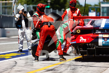 2022-07-09 - 21 MANN Simon (gbr), ULRICH Christoph (swi), VILANDER Toni (fin), AF Corse, Ferrari 488 GTE Evo, mechanic, mecanicien during the 6 Hours of Monza 2022, 4th round of the 2022 FIA World Endurance Championship on the Autodromo Nazionale di Monza from July 8 to 10, 2022 in Monza, Italy - AUTO - FIA WEC - 6 HOURS OF MONZA 2022 - ENDURANCE - MOTORS
