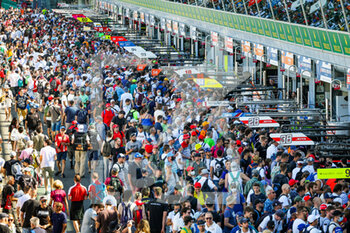 2022-07-10 - Fans in the pitlane for the autograph session during the 6 Hours of Monza 2022, 4th round of the 2022 FIA World Endurance Championship on the Autodromo Nazionale di Monza from July 8 to 10, 2022 in Monza, Italy - AUTO - FIA WEC - 6 HOURS OF MONZA 2022 - ENDURANCE - MOTORS