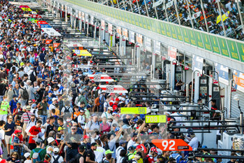 2022-07-10 - Fans in the pitlane for the autograph session during the 6 Hours of Monza 2022, 4th round of the 2022 FIA World Endurance Championship on the Autodromo Nazionale di Monza from July 8 to 10, 2022 in Monza, Italy - AUTO - FIA WEC - 6 HOURS OF MONZA 2022 - ENDURANCE - MOTORS
