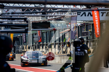 2022-07-28 - 99 Attempto Racing, Audi R8 LMS evo II GT3 of Marius ZUG, Nicolas SCHÖLL, Alex AKA, Juuso PUHAKKA, in action pitlane, mechanic, mecanicien during the TotalEnergies 24 hours of Spa 2022, 7th round of the 2022 Fanatec GT World Challenge Europe Powered by AWS, from July 27 to 31, 2021 on the Circuit de Spa-Francorchamps, in Stavelot, Belgium - AUTO - 24 HOURS OF SPA 2022 - ENDURANCE - MOTORS