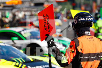 2022-07-29 - mechanic, mecanicien pitlane, during the TotalEnergies 24 hours of Spa 2022, 7th round of the 2022 Fanatec GT World Challenge Europe Powered by AWS, from July 27 to 31, 2021 on the Circuit de Spa-Francorchamps, in Stavelot, Belgium - AUTO - 24 HOURS OF SPA 2022 - ENDURANCE - MOTORS