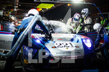 2022-07-30 - 221 GPX Martini Racing, Porsche 911 GT3-R of Kevin ESTRE, Michael CHRISTENSEN, Richard LIETZ, in action pitstop during the TotalEnergies 24 hours of Spa 2022, 7th round of the 2022 Fanatec GT World Challenge Europe Powered by AWS, from July 27 to 31, 2021 on the Circuit de Spa-Francorchamps, in Stavelot, Belgium - AUTO - 24 HOURS OF SPA 2022 - ENDURANCE - MOTORS
