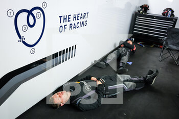 2022-07-31 - Mechanic sleeping during the TotalEnergies 24 hours of Spa 2022, 7th round of the 2022 Fanatec GT World Challenge Europe Powered by AWS, from July 27 to 31, 2021 on the Circuit de Spa-Francorchamps, in Stavelot, Belgium - AUTO - 24 HOURS OF SPA 2022 - ENDURANCE - MOTORS