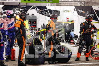 2022-07-31 - mechanic, mecanicien in pitlane, during the TotalEnergies 24 hours of Spa 2022, 7th round of the 2022 Fanatec GT World Challenge Europe Powered by AWS, from July 27 to 31, 2021 on the Circuit de Spa-Francorchamps, in Stavelot, Belgium - AUTO - 24 HOURS OF SPA 2022 - ENDURANCE - MOTORS