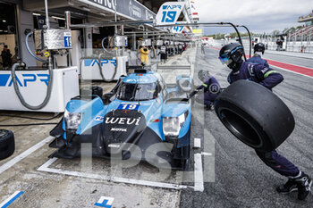 2022-08-27 - 19 VISCAAL Bent (nld), FLORSCH Sophia (ger), Algarve Pro Racing, Oreca 07 - Gibson, pitlane, during the 4 Hours of Barcelona 2022, 4th round of the 2022 European Le Mans Series on the Circuit de Barcelona-Catalunya from August 26 to 28, in Barcelona, Spain - AUTO - ELMS - 4 HOURS OF BARCELONA 2022 - ENDURANCE - MOTORS