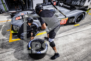 2022-09-08 - mechanic, mecanicien, Peugeot TotalEnergies atmosphere, Michelin, during the 6 Hours of Fuji 2022, 5th round of the 2022 FIA World Endurance Championship on the Fuji Speedway from September 8 to 11, 2022 in Fuji, Japan - AUTO - FIA WEC - 6 HOURS OF FUJI 2022 - ENDURANCE - MOTORS