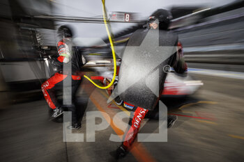 2022-09-09 - mechanic, mecanicien, Toyota Gazoo Racing, Toyota GR010 - Hybrid, during the 6 Hours of Fuji 2022, 5th round of the 2022 FIA World Endurance Championship on the Fuji Speedway from September 8 to 11, 2022 in Fuji, Japan - AUTO - FIA WEC - 6 HOURS OF FUJI 2022 - ENDURANCE - MOTORS